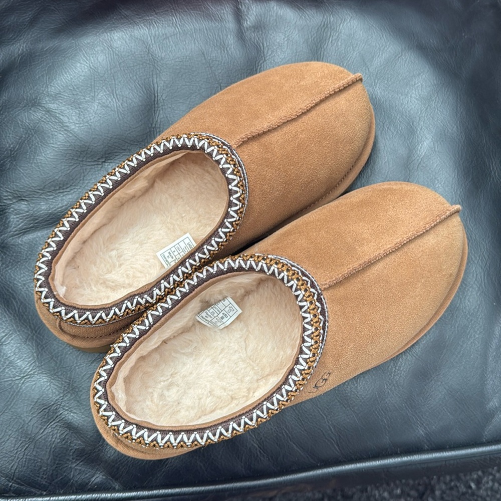 UGGS slippers